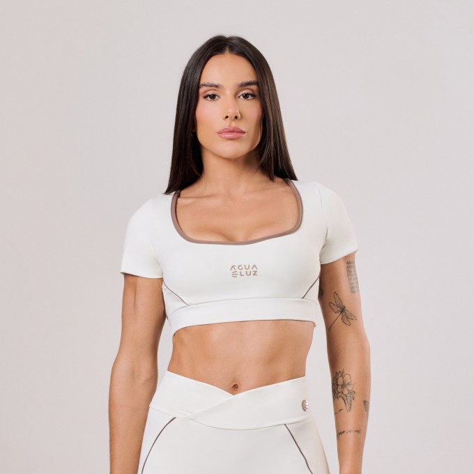 Top de Manga Off White com Friso Castanho